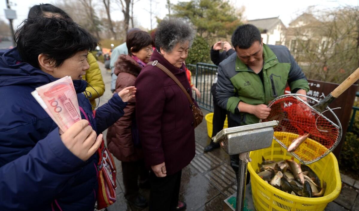 孕妇多吃鸡鱼肉补什么,鱼肉吃得过多对宝宝伤害大吗