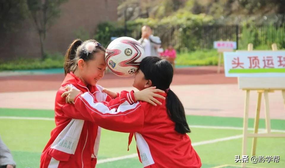 课间做广播体操,在教室做的广播体操