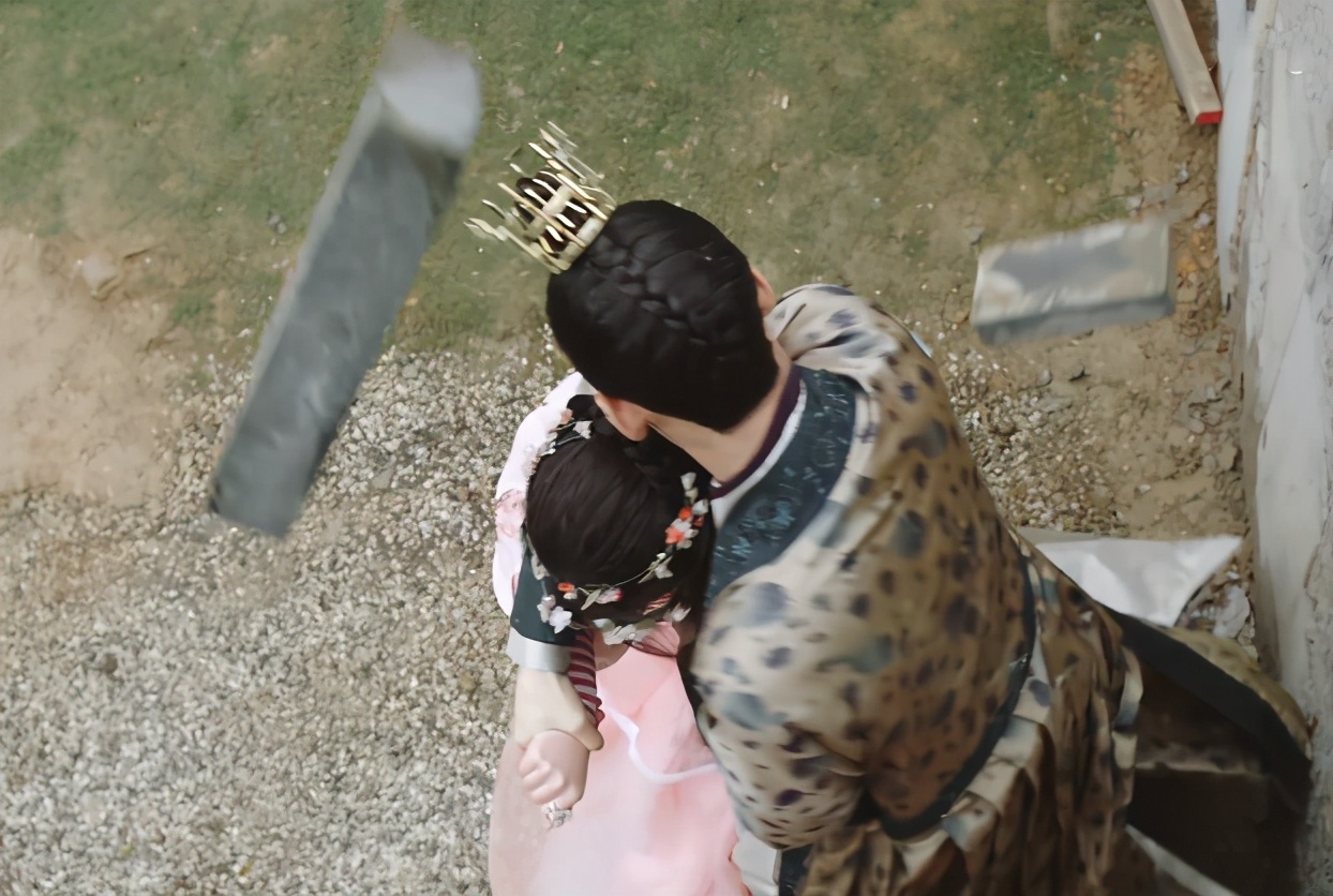 又亲又咬还“壁咚”!《花好月又圆》路子野,“先婚后爱”太上头