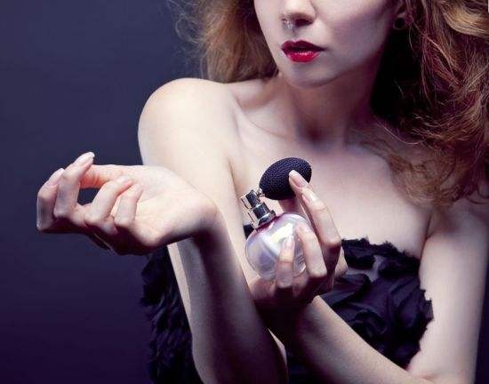 女人喷香水目的,女人开始喷香水说明什么原因