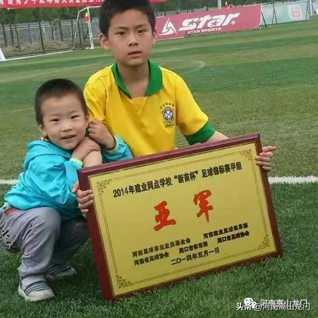 文武双全化铭灿:书法作品频频获奖球场上的偶像是伊涅斯塔