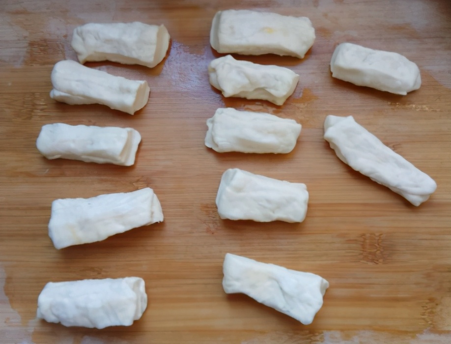 如何炸油条又脆又蓬松不用泡打粉,怎样把油条炸得又酥又脆又蓬松