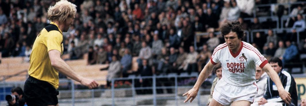 他是德国传奇球星，进球数仅次于盖德穆勒，江湖人称“倒钩之王”