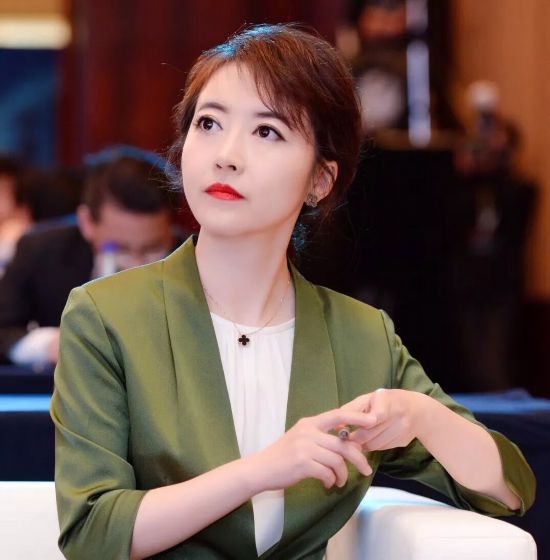 美国常春藤名校毕业,她从新东方老师跨行央视主播,关键颜值超高