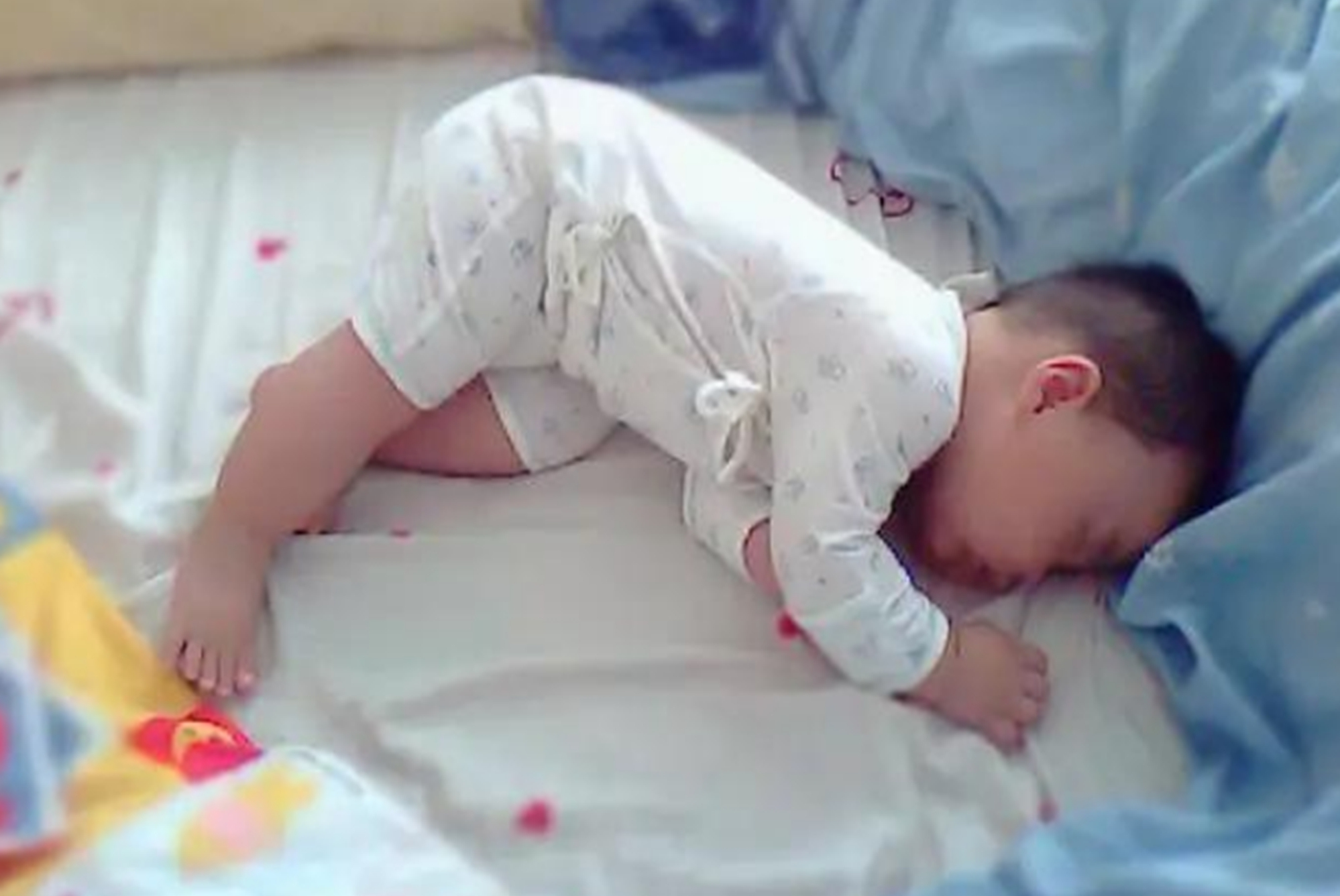 喜欢奶睡抱睡的宝宝更频繁夜醒,宝宝奶睡导致频繁夜醒怎么办