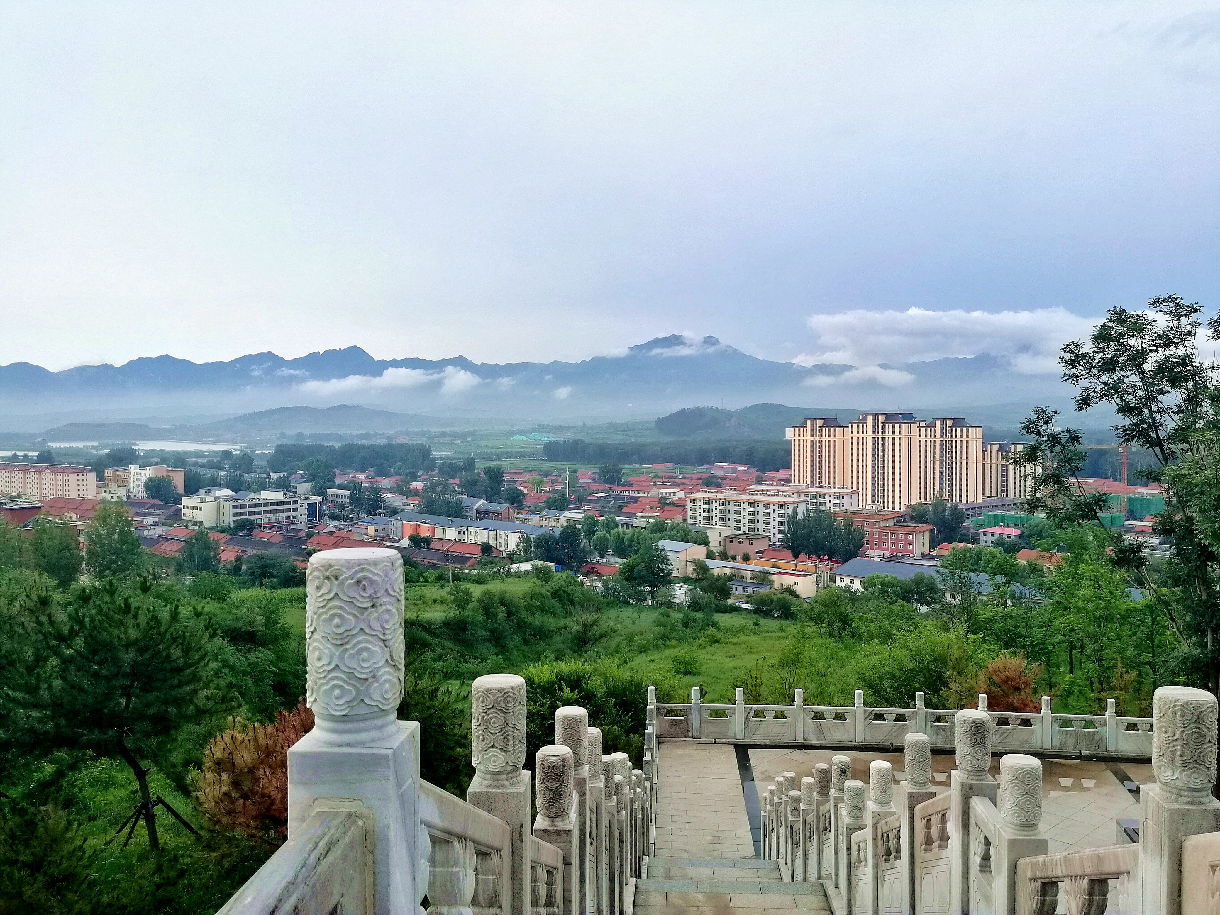 河北涞源避暑,涞源比秦皇岛凉快吗