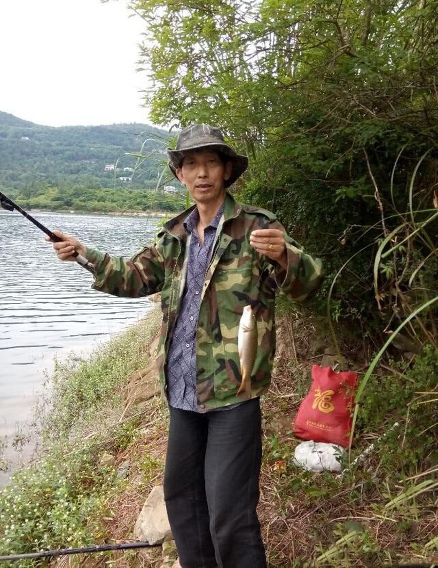 一对78岁的恩爱夫妻钓鱼,一对小夫妻钓鱼