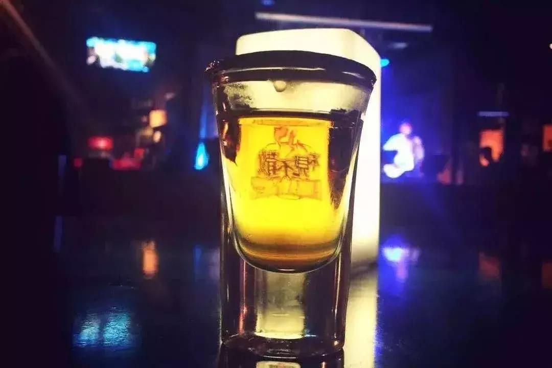 作为郑州酒吧界的引路人，不见不散承载着无数人的青春