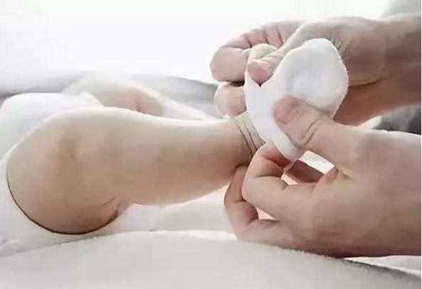 宝宝穿袜子有什么问题,孩子不愿穿鞋子袜子怎么办