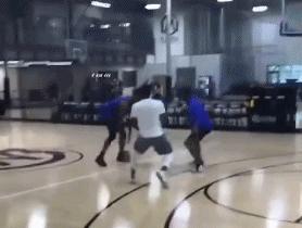 坐在观众席上看球赛篮球绝杀,坐在场边投篮