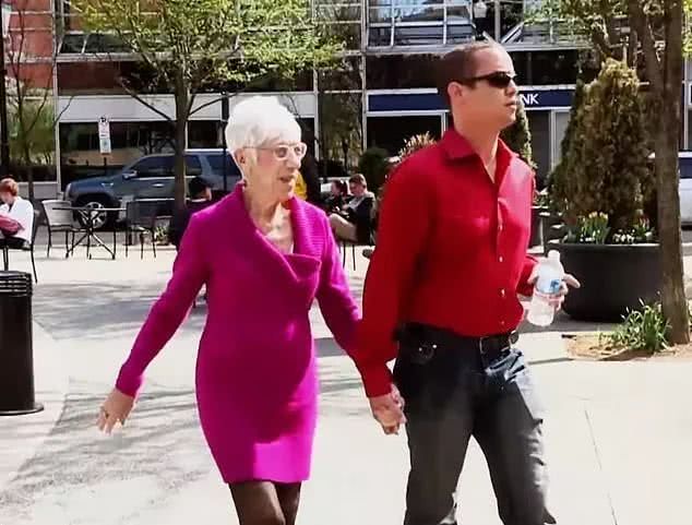 他和未婚妻处了5年，背地里居然买了14个橡胶娃娃！