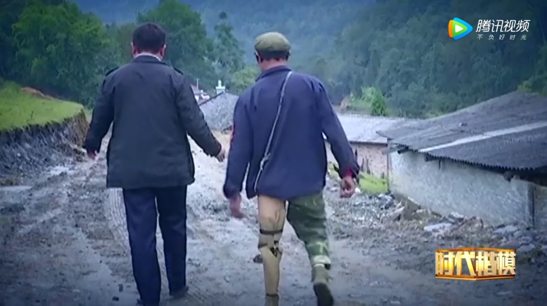 这里是边境的“地雷村”，足球场大的地方扫雷大队每天都会发现几百枚爆炸物！