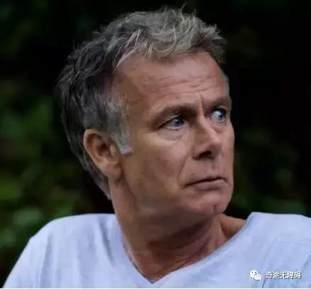 我，一个风流倜傥的多金富商，爱上了一个残疾人