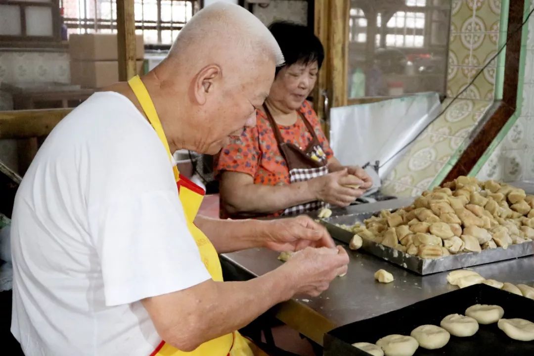 咱厝人的古早味！陈埭坊脚村的百年饼店，一块绿豆饼，传承六代人