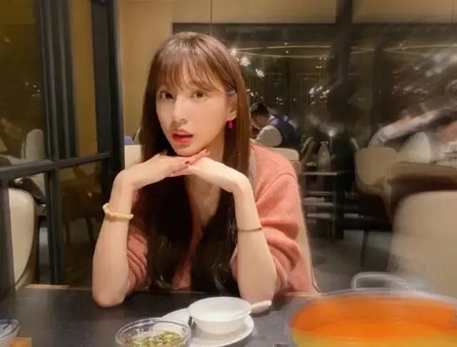 马凡舒首次主持天下足球,央视足球主持马凡舒