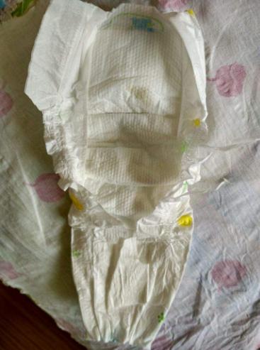 妈妈回乡下看孩子，看见满院皆是纸尿裤，了解情况以后很无奈