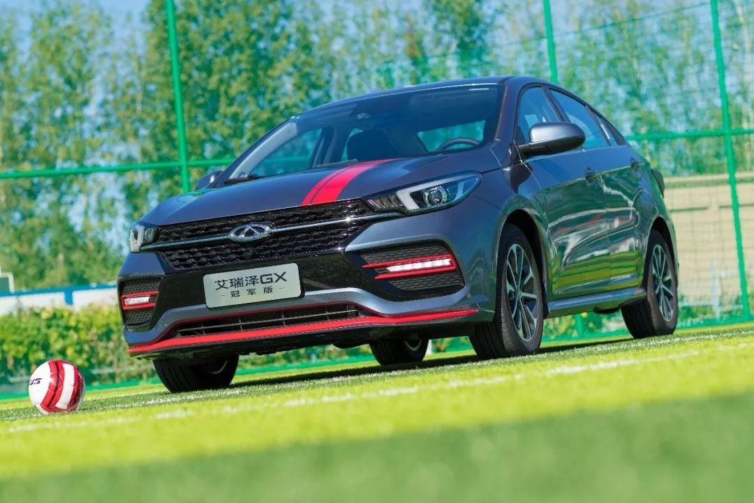 在足球场上如何跟对面的人交流,在足球认识很多朋友