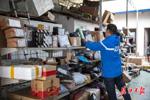 天猫双11“包裹风暴”要来了，湖北千人小村驿站上线“一秒取件神器”