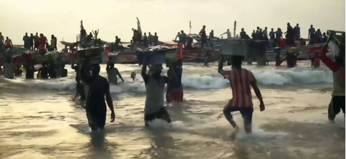 非洲人的捕鱼绝技，一天能捕7吨鱼，出海全凭肉眼找鱼