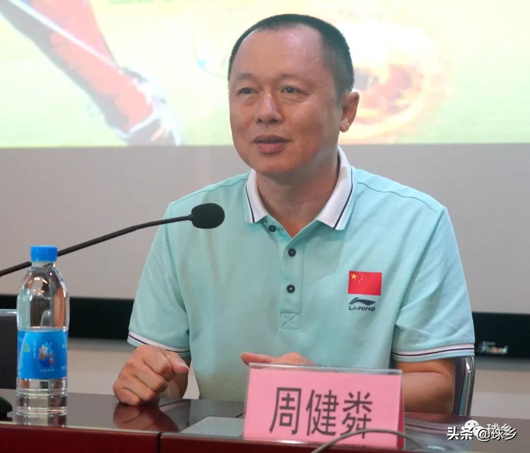 以赛促训提高足球教练员执教水平,青训基层人才培养教练员水平提升