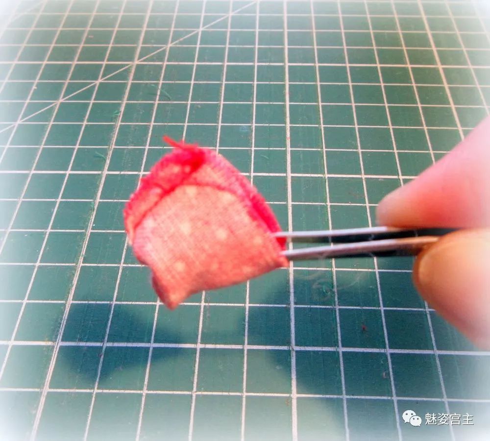 怎么制作花朵手工布料教程,怎么用剩下的布料做衣服上的小花