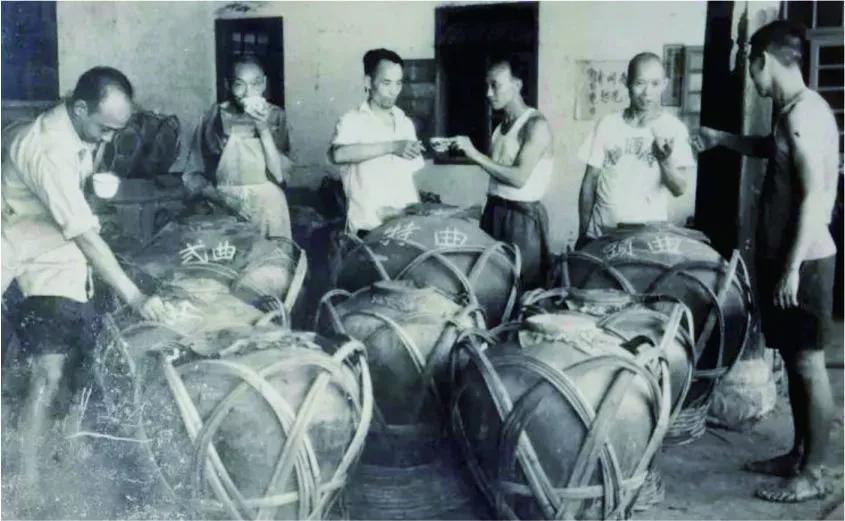 诗传泸酒香，杯杯国宝窖池原浆，邀君共品泸州山水岁月的醇厚绵长