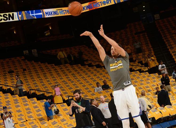 你投篮的时候盯着球看还是盯着框看？想不到这里竟有这么大学问