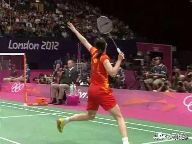 羽毛球正反手跨步跳球的挥拍动作,羽毛球挥拍技巧以及注意事项