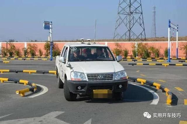 开车看不到车头怎么判断行人距离,车头与车头面对面如何判断距离