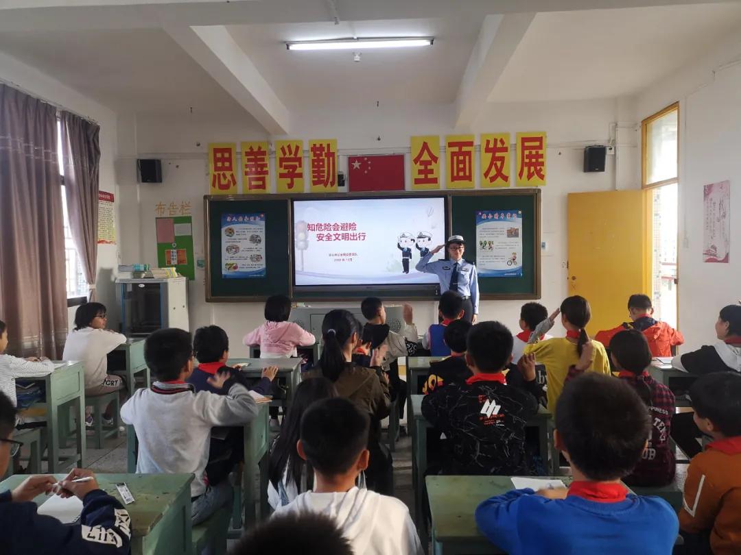 警花带你学交规哪4个时间要记住,警花带你学交规上学请走斑马线