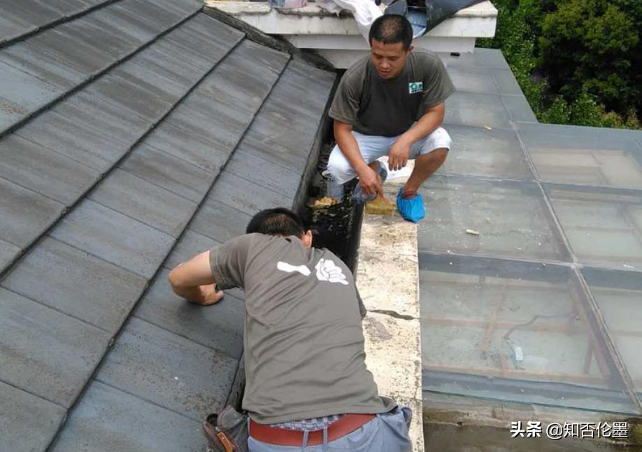 屋顶漏水铺一层瓷砖可以解决吗,卫生间墙面瓷砖漏水渗水如何处理