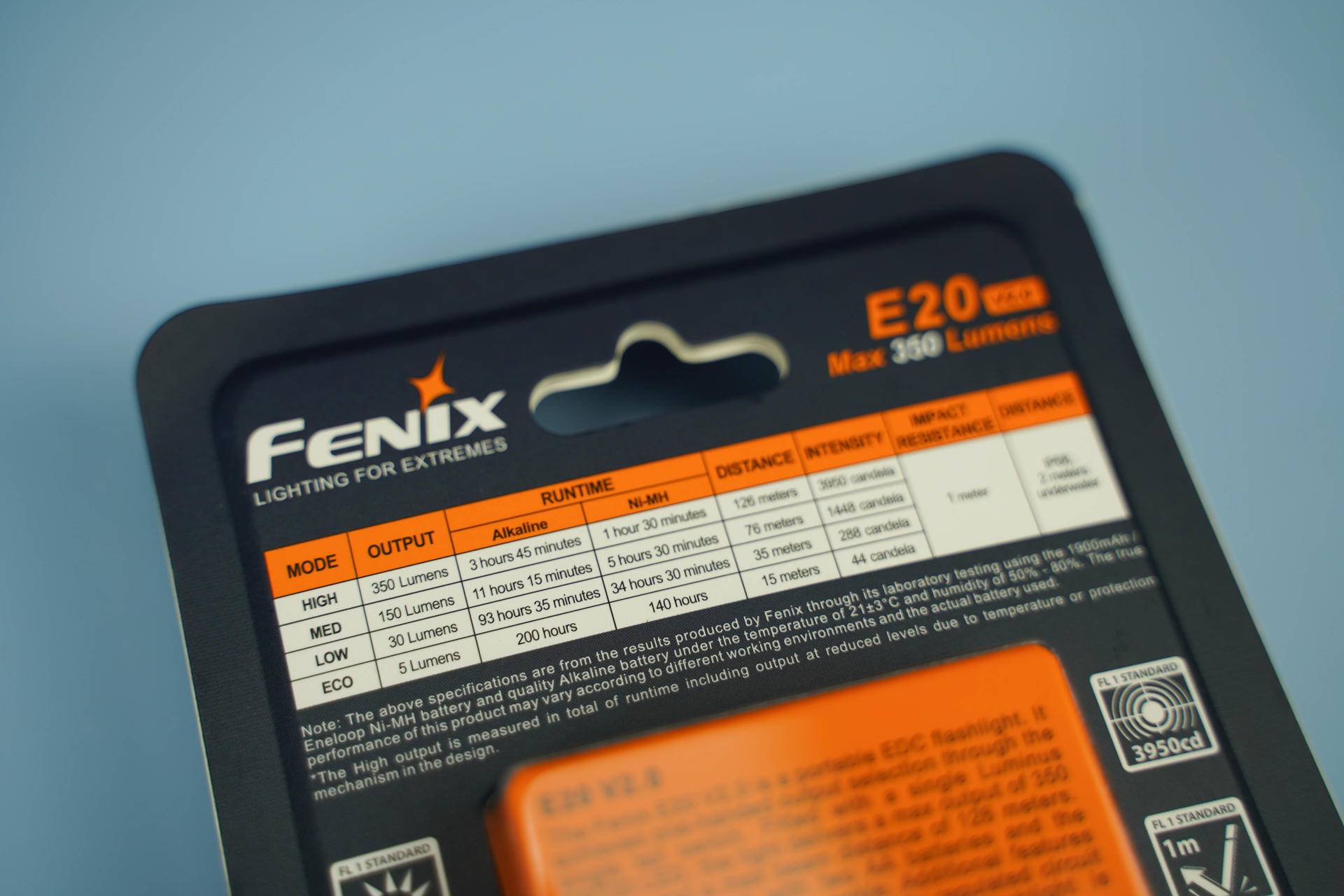 小巧便携，亮度高！体验菲尼克斯E20V2.0便携手电