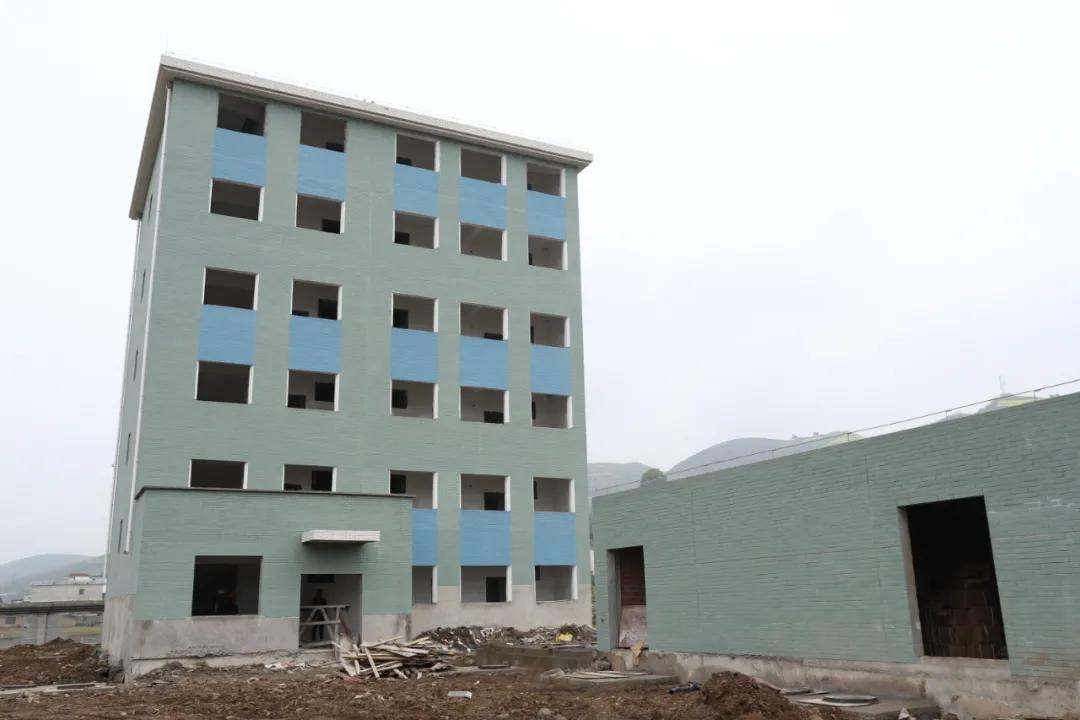 教学楼占地面积6000平方米,20000平方米学校