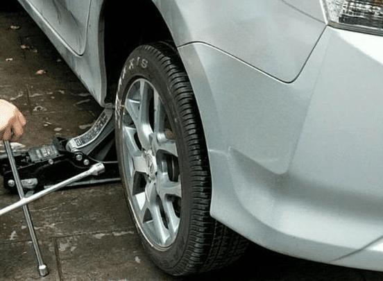 轮胎被钉子扎了怎么解决,轮胎被钉子扎了咋处理