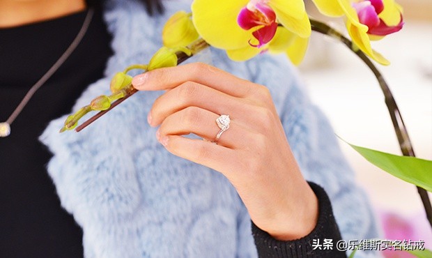 戒指戴手指的哪个地方是代表结婚,戒指戴哪个手指代表结婚日子