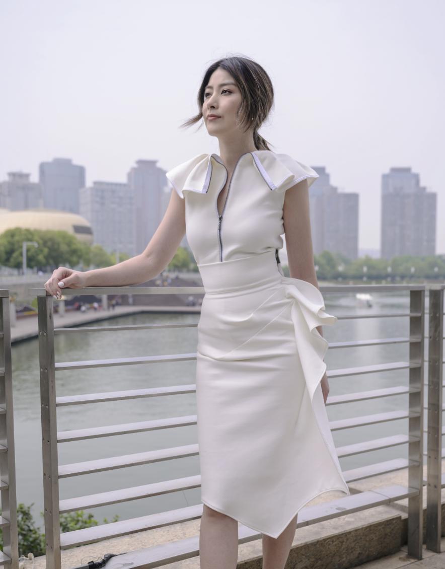 陈慧琳白连体裤出席活动,陈慧琳穿地摊衣服