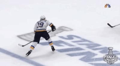 蓝调拿下球队首个斯坦利杯总冠军，奥赖利荣膺季后赛MVP