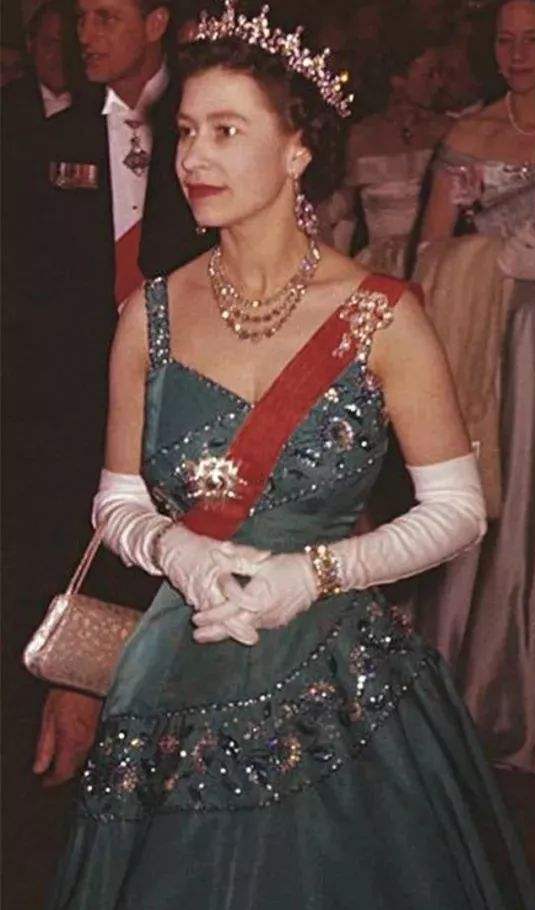英国的女王年轻时的视频,英国女王服装从年轻穿到老年