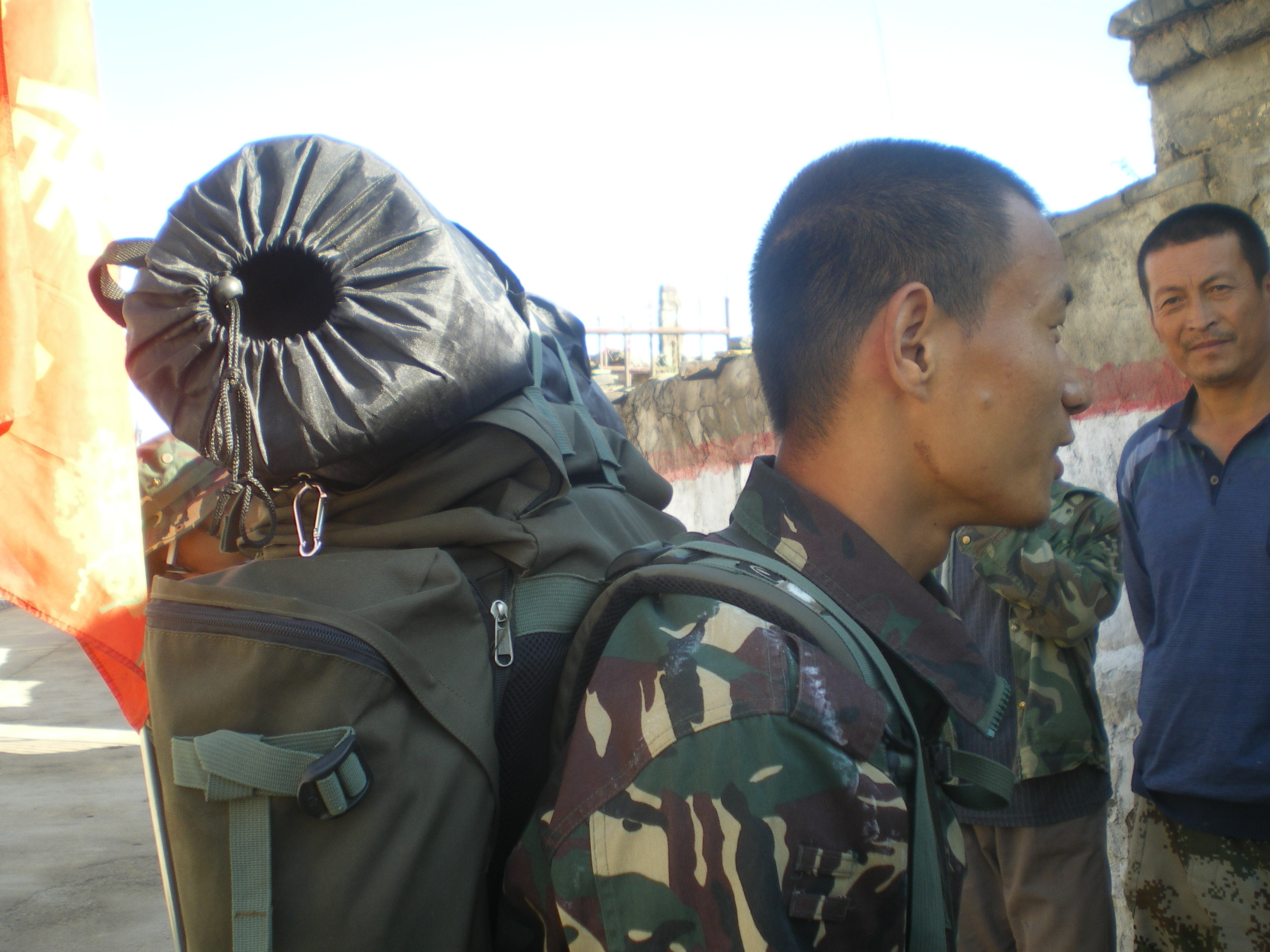 短途徒步旅行如何选必备的装备,徒步旅行需要的装备和注意事项