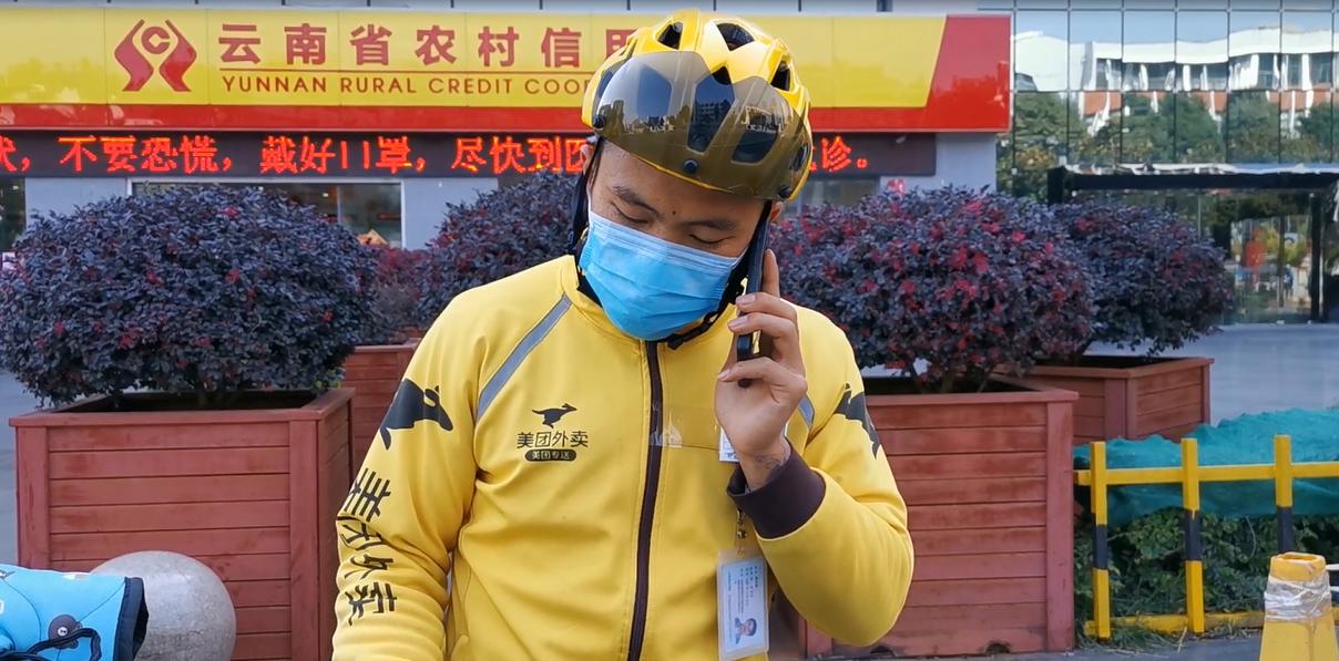 外卖小哥，用车轮温暖着昆明