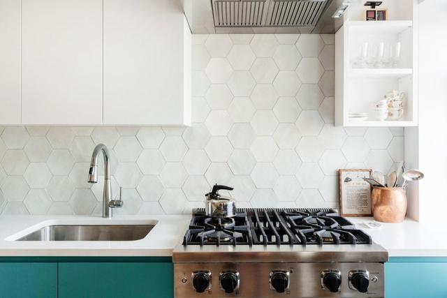 整体厨房是定制好还是现场加工好,厨房灶台是定制好还是自己打好