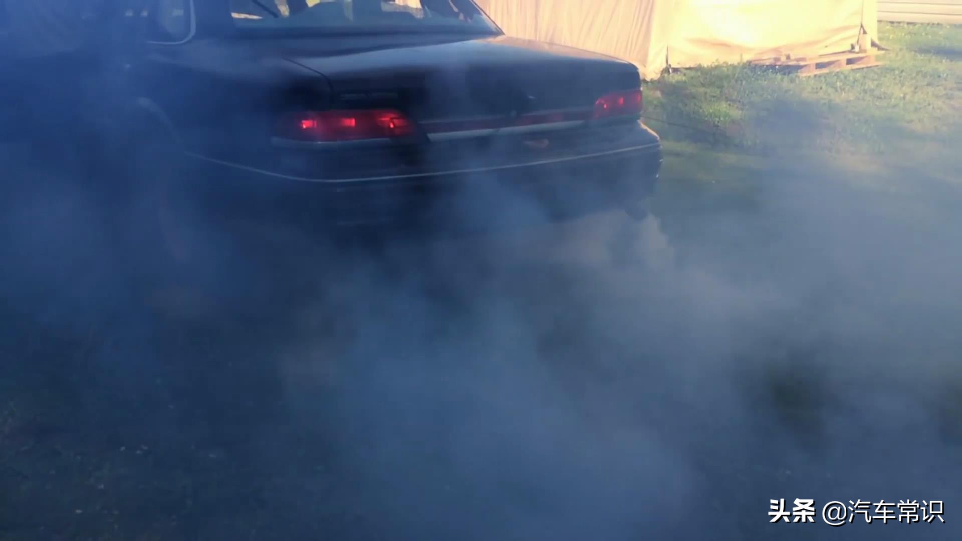 汽车排气管冒烟怎么解决,汽车排气管冒烟是什么原因