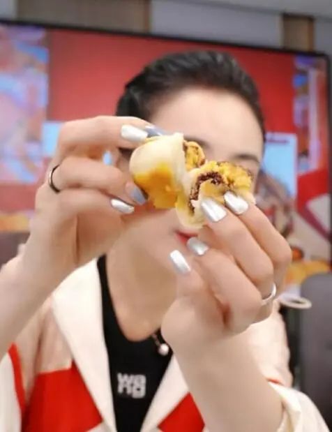 吴昕和薇娅一起直播，蛋黄酥吃的津津有味，3分钟狂卖6400枚