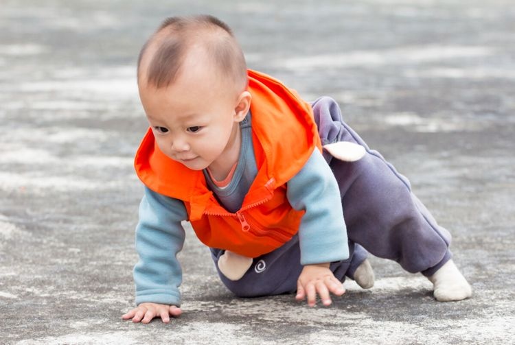 宝宝啥时候学走路最好?不早于这个月份就行,否则影响生长发育