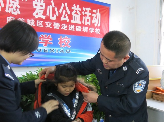 情暖童心点亮未来爱心公益活动,情暖校园爱心传递关爱儿童