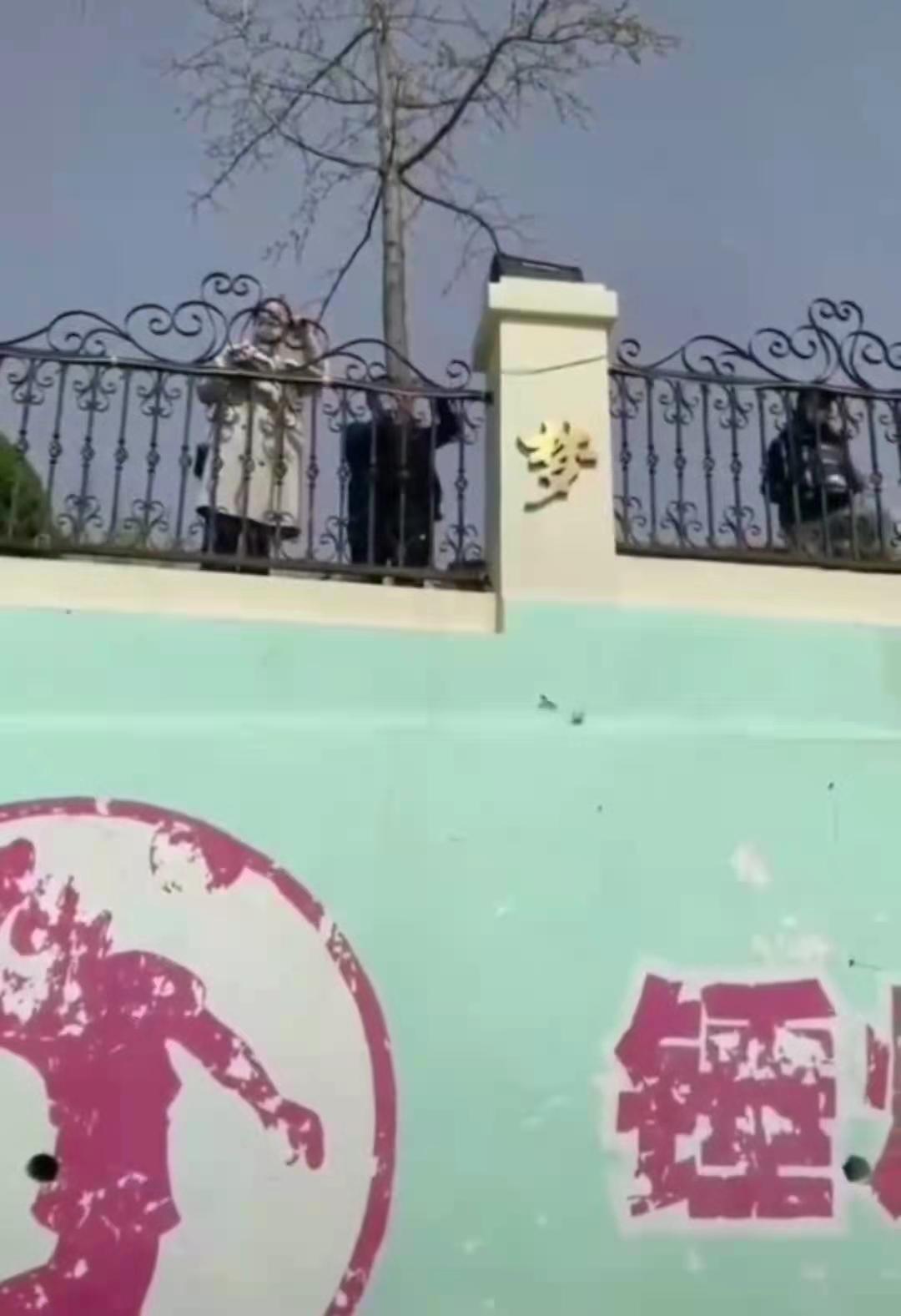 男子校园喊话五分钟,男子咆哮呐喊式助威球赛