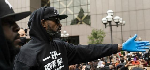 黑人被警察跪压事件升级!被杀之人竟是NBA名宿的“孪生兄弟”?