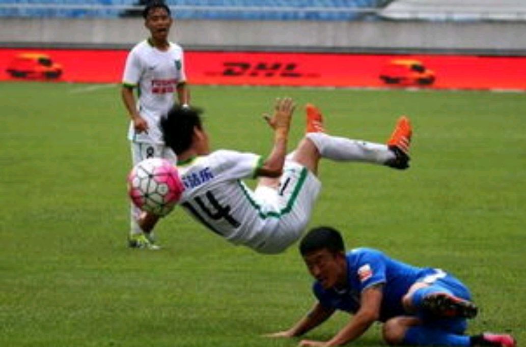 中甲赛场惊现暴力飞踹犯规,中甲奇葩门将完整视频