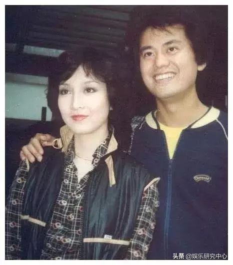 TVB爱国艺人！两次破产，和香港第一古装美女结婚40年至今无子…