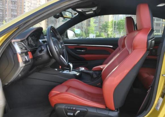 宝马m4黑灰色街拍,街头偶遇新款宝马m4